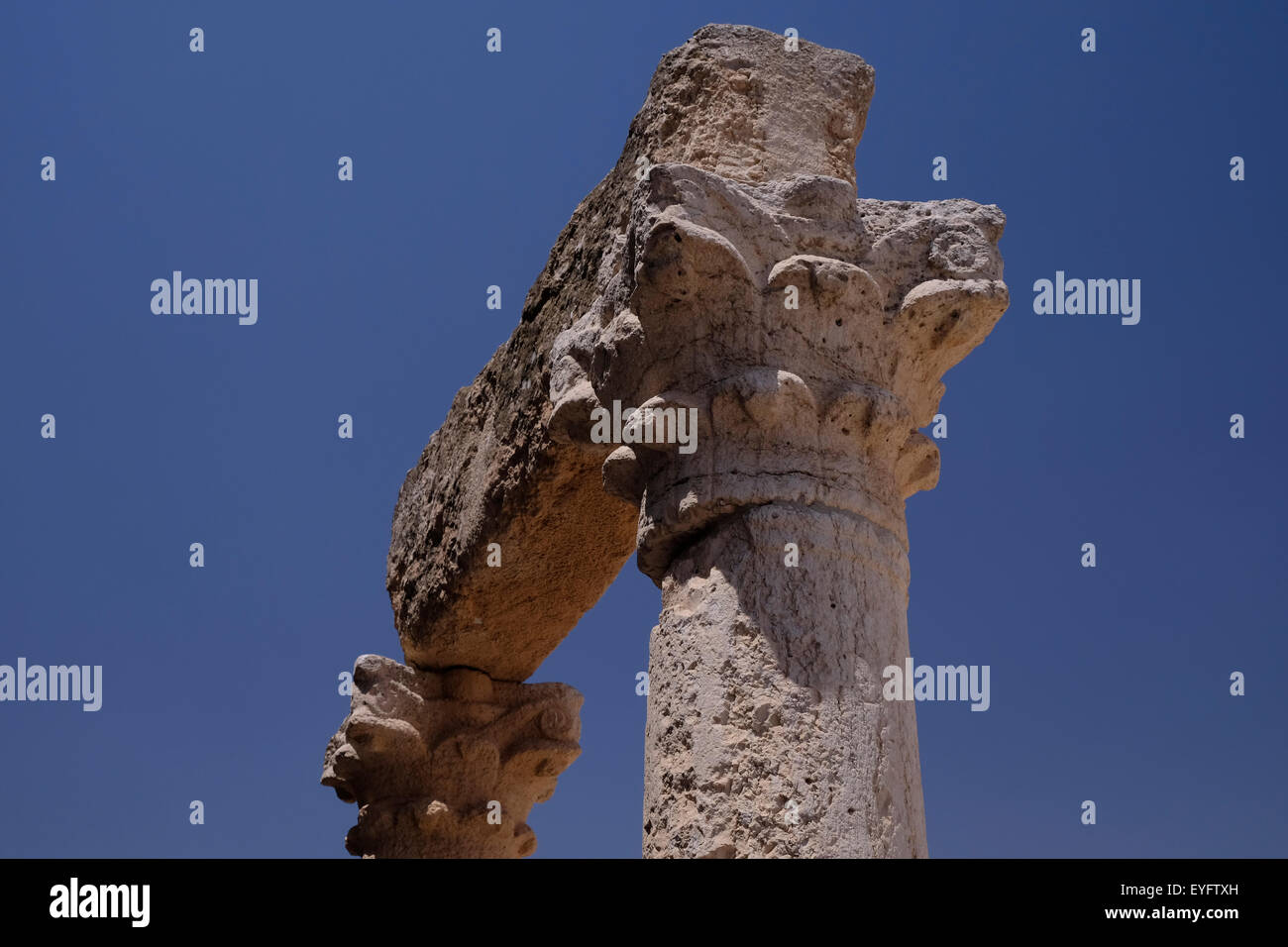 Colonne con riccamente intagliati da capitale Roman-Byzantine era 5th-8secolo CE in Susya o Susiya sito archeologico a sud delle colline di Hebron Israele Foto Stock