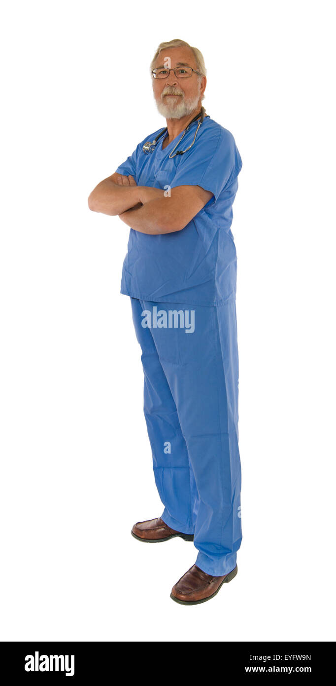 Medico maschio vestito in frega con le braccia incrociate guardando la fotocamera Foto Stock