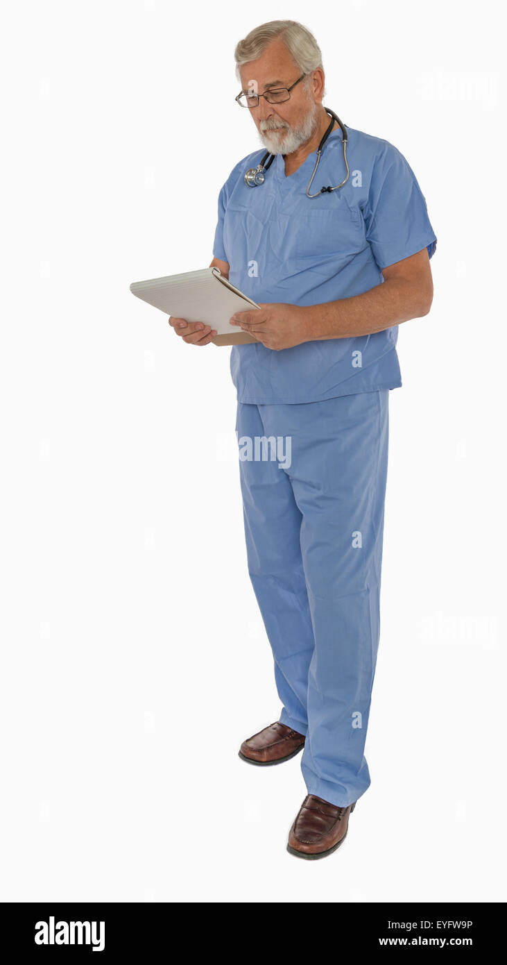 Medico maschio vestito in scrubs guardando il grafico Foto Stock