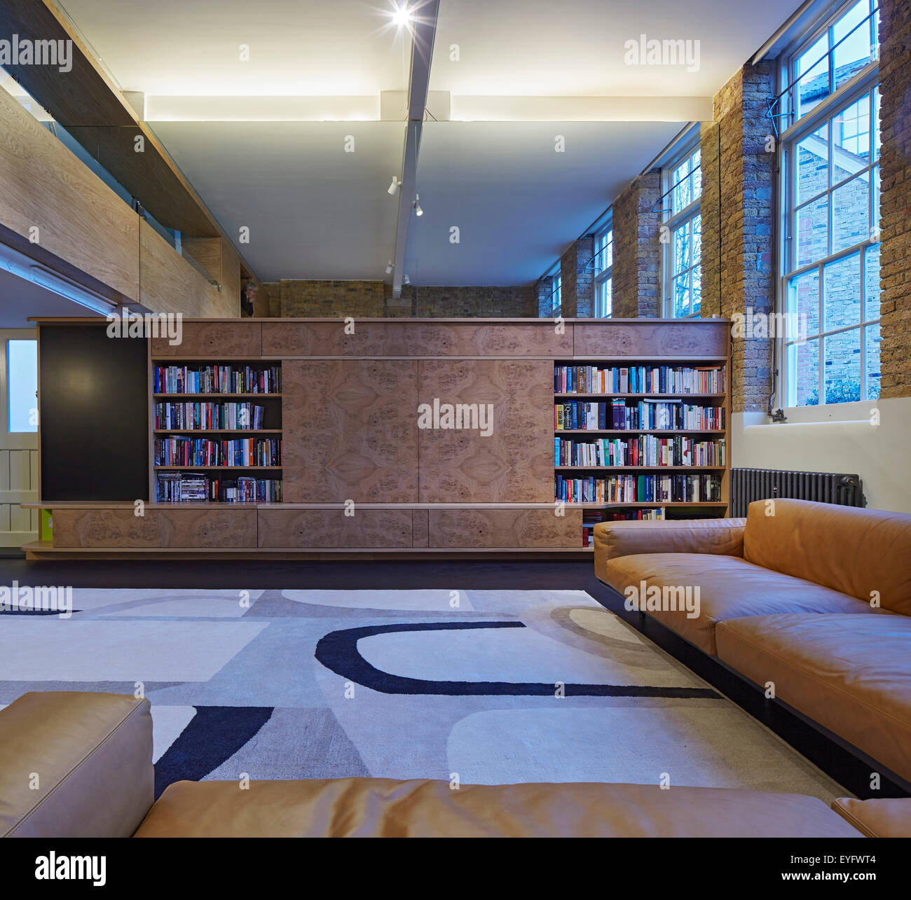 A doppia altezza area soggiorno con libreria e finestre a ghigliottina. Il Lyceé, Londra, Regno Unito. Architetto: Knox Bhavan architetti LL Foto Stock