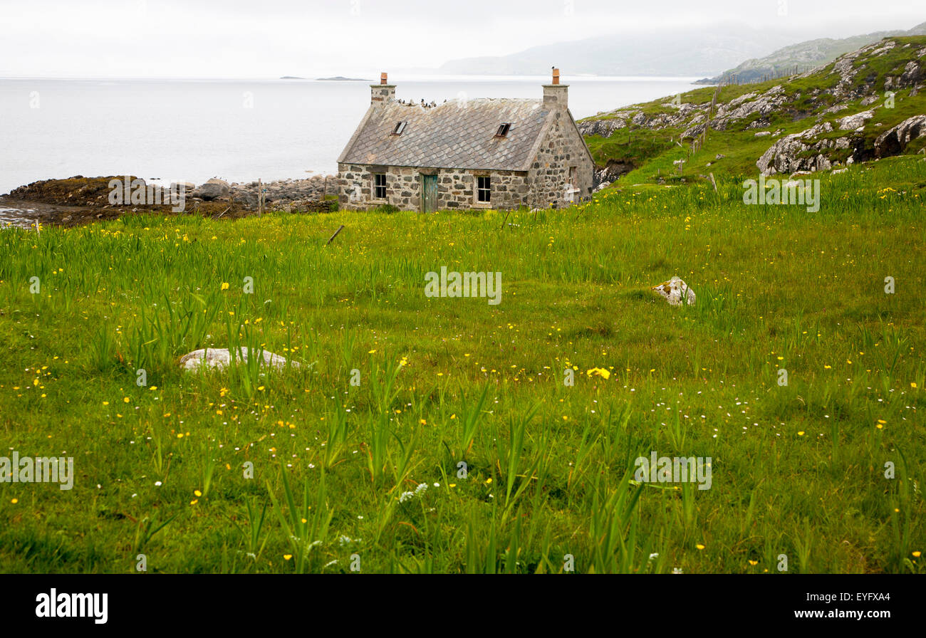 Abbandonato il Croft abbandonati cottage in posizione costiera porto Deas un Uidhe, Vatersay Isola, Barra, Ebridi Esterne, Scotland, Regno Unito Foto Stock