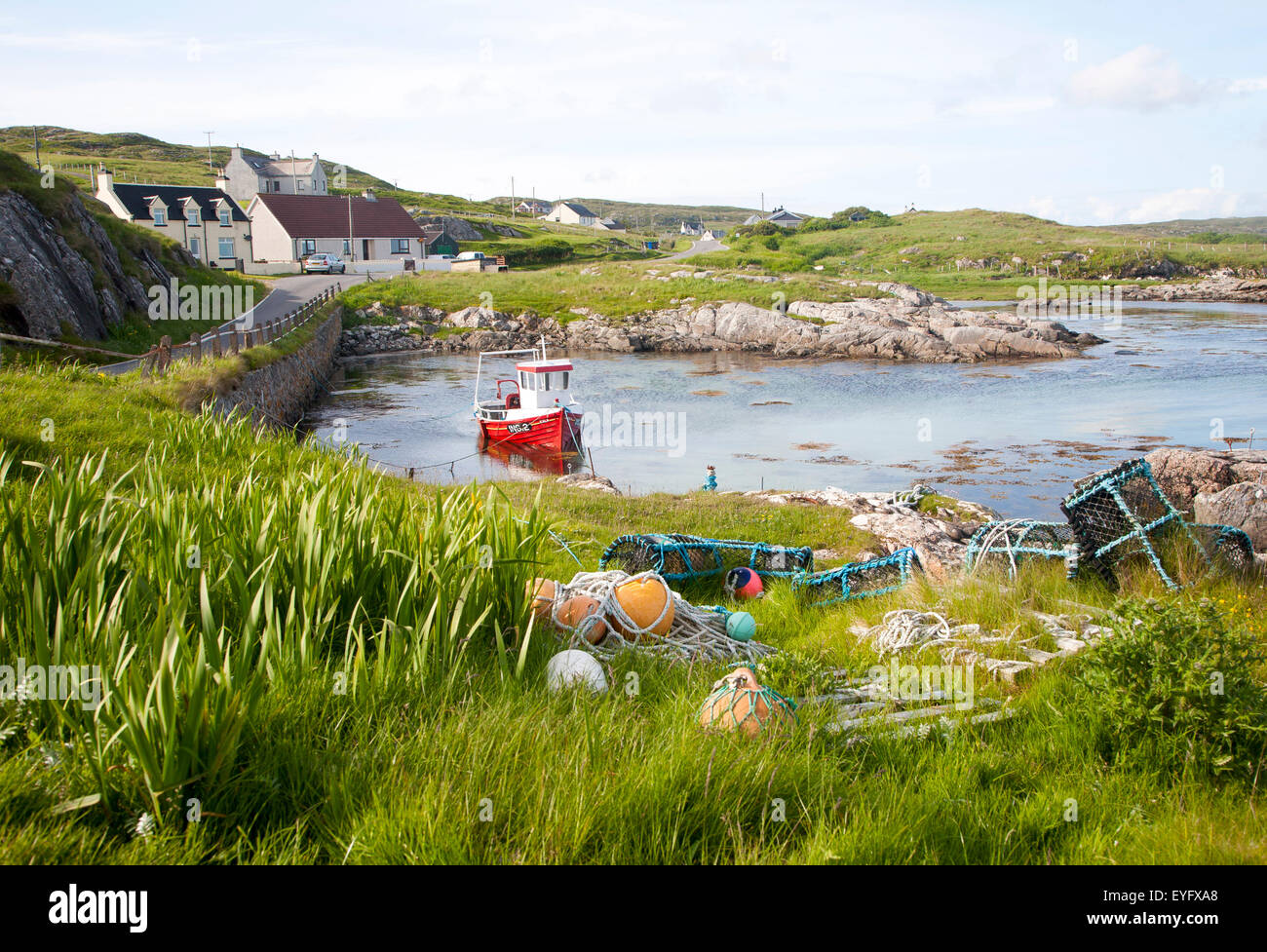 Piccola barca da pesca a posti barca sulla costa est di Barra, Ebridi Esterne, Scotland, Regno Unito Foto Stock