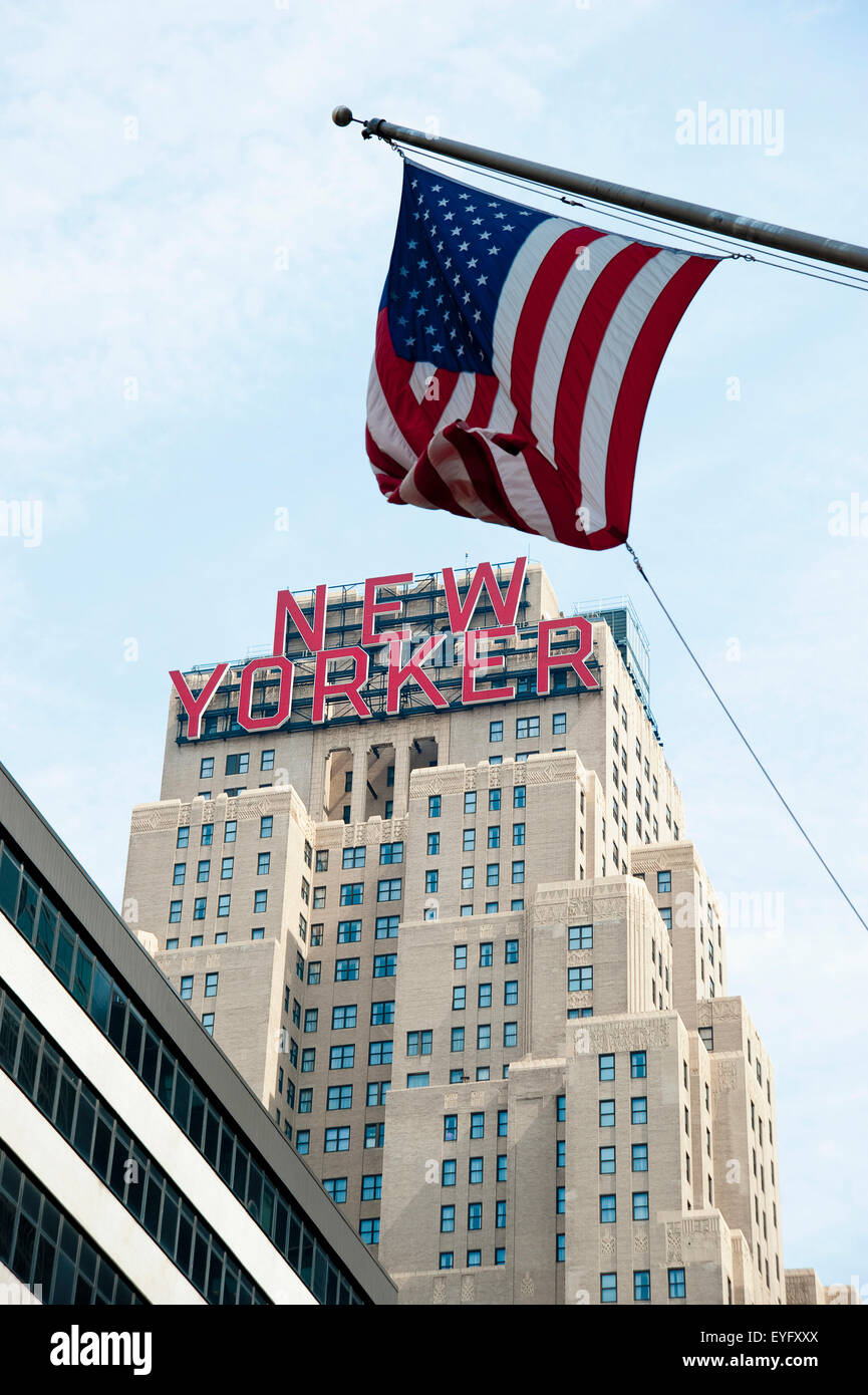 Hotel New Yorker e bandiera americana, Distretto di indumento, Manhattan, New York, Stati Uniti d'America Foto Stock