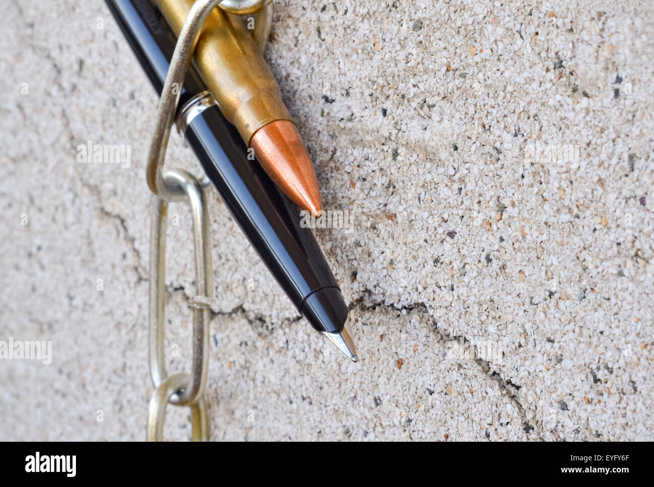 Catena a matita e bullet simbolicamente riflettono la situazione nella politica Foto Stock