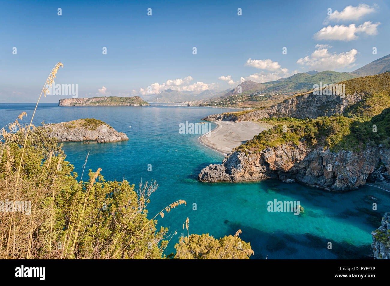 Italia CalabriaTyrrhenian mare l'Arco Magno costa rocciosa andPraia a Mare Costa Dino Island Foto Stock