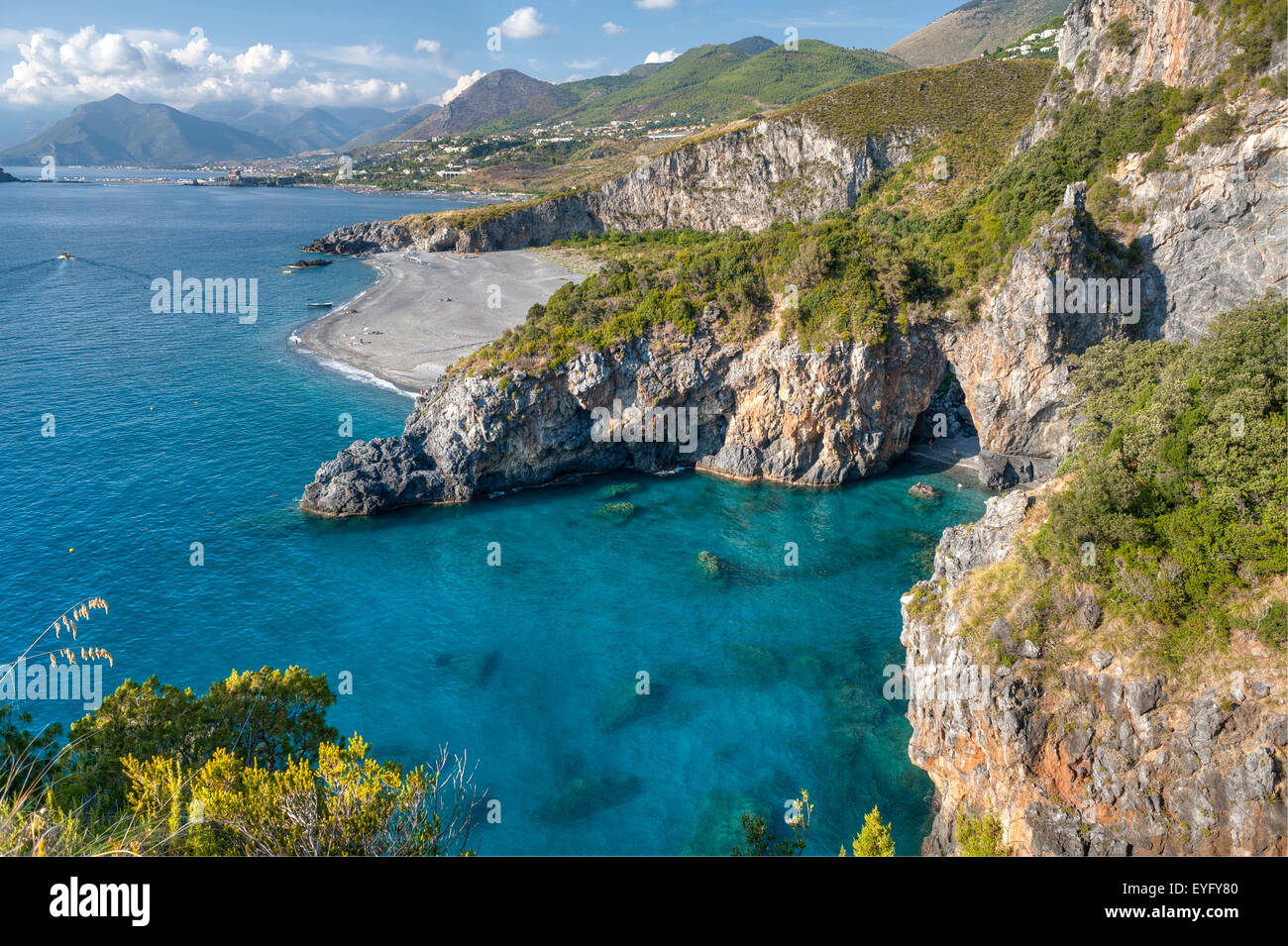Italia CalabriaTyrrhenian mare l'Arco Magno costa rocciosa andPraia a Mare Costa Foto Stock