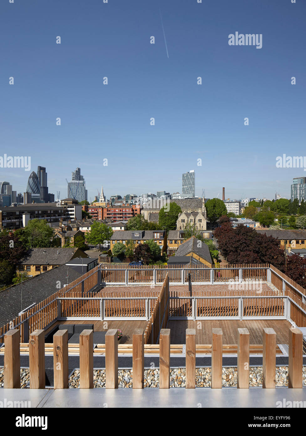 Balcone vista verso la città di Londra. Peabody Trust Underwood Road, Londra, Regno Unito. Architetto: Brady Mallalieu Architetti Foto Stock