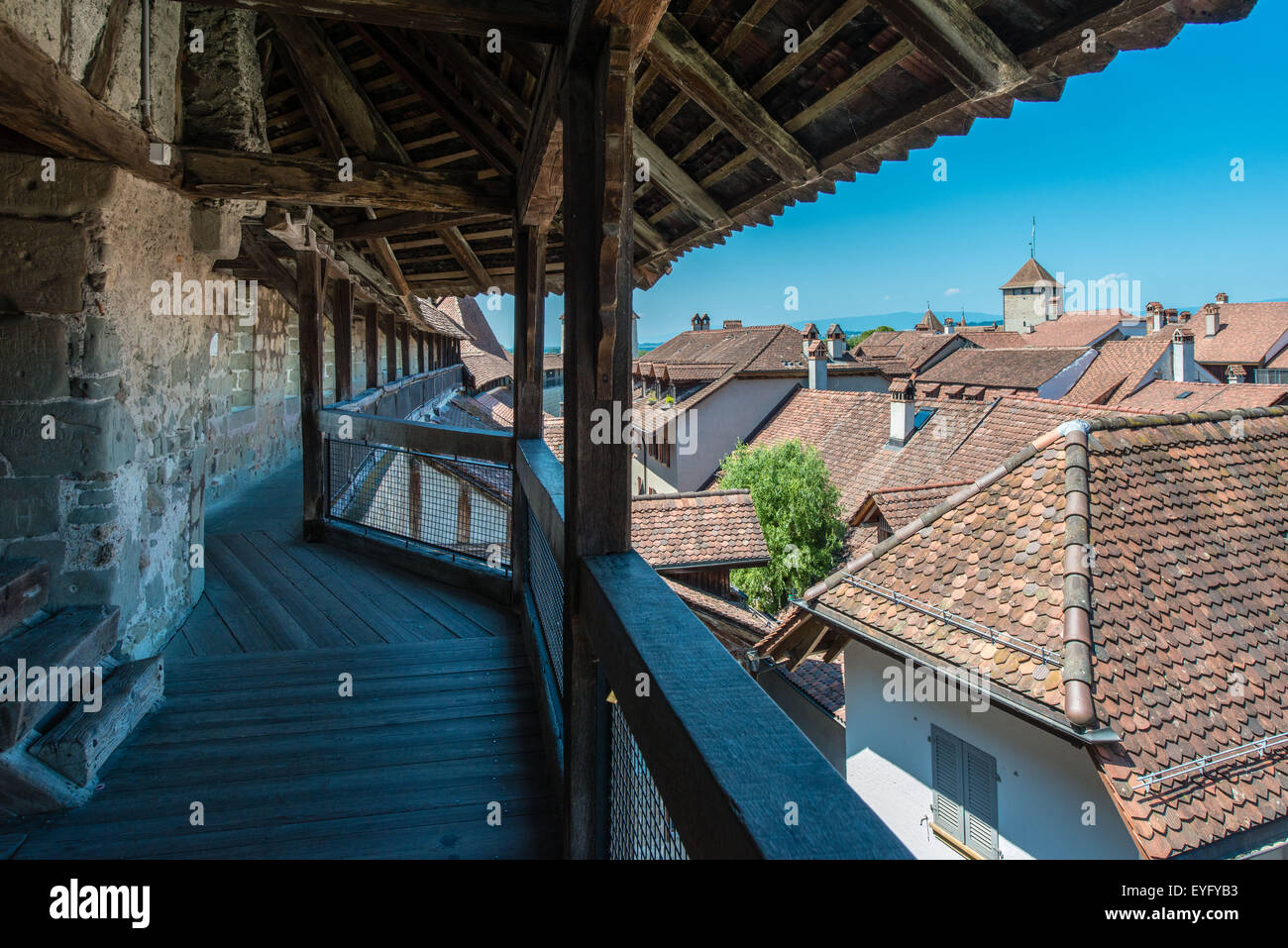 Parete di tamponamento, bastioni che si affaccia sui tetti del centro storico, Morat o di Morat, cantone di Fribourg, Svizzera Foto Stock