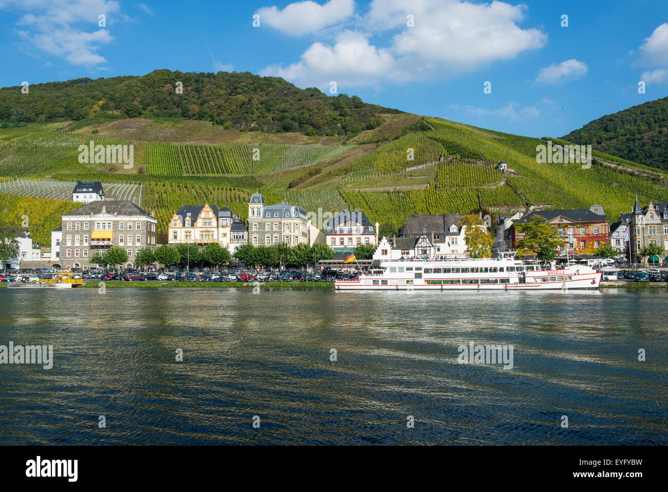 Townscape con il fiume Moselle, Bernkastel-Kues, valle della Mosella, Renania-Palatinato, Germania Foto Stock