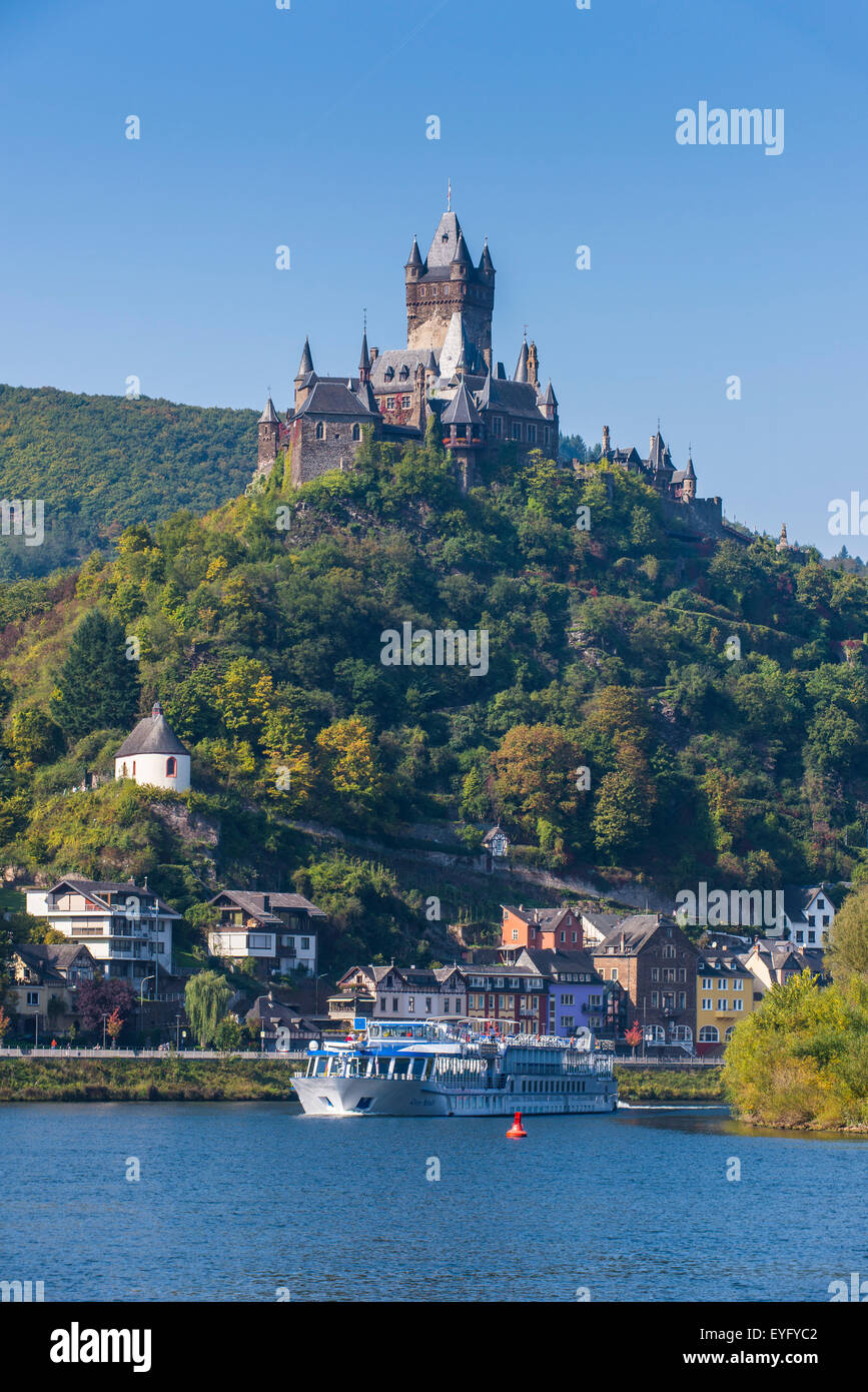 La nave di crociera passando il Castello Imperiale e la città di Cochem sul fiume Moselle, valle della Mosella, Renania-Palatinato Foto Stock