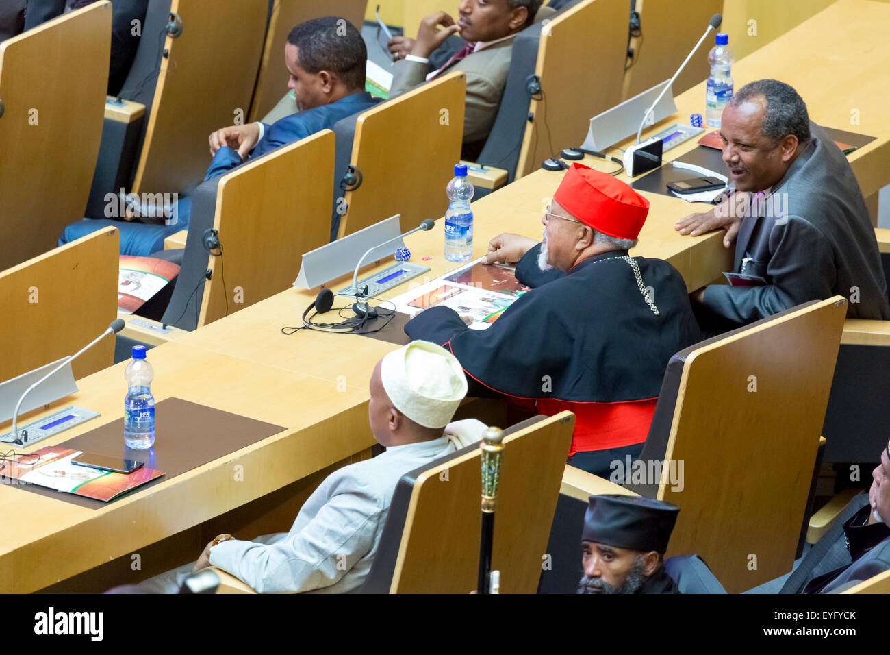 Etiopia ad Addis Abeba. 28 Luglio, 2015. I leader delle religioni attendono l'arrivo del Presidente Obama il 28 luglio 2015, presso l'AU Conference Centre in Etiopia ad Addis Abeba. Credito: Dereje Belachew/Alamy Live News Foto Stock