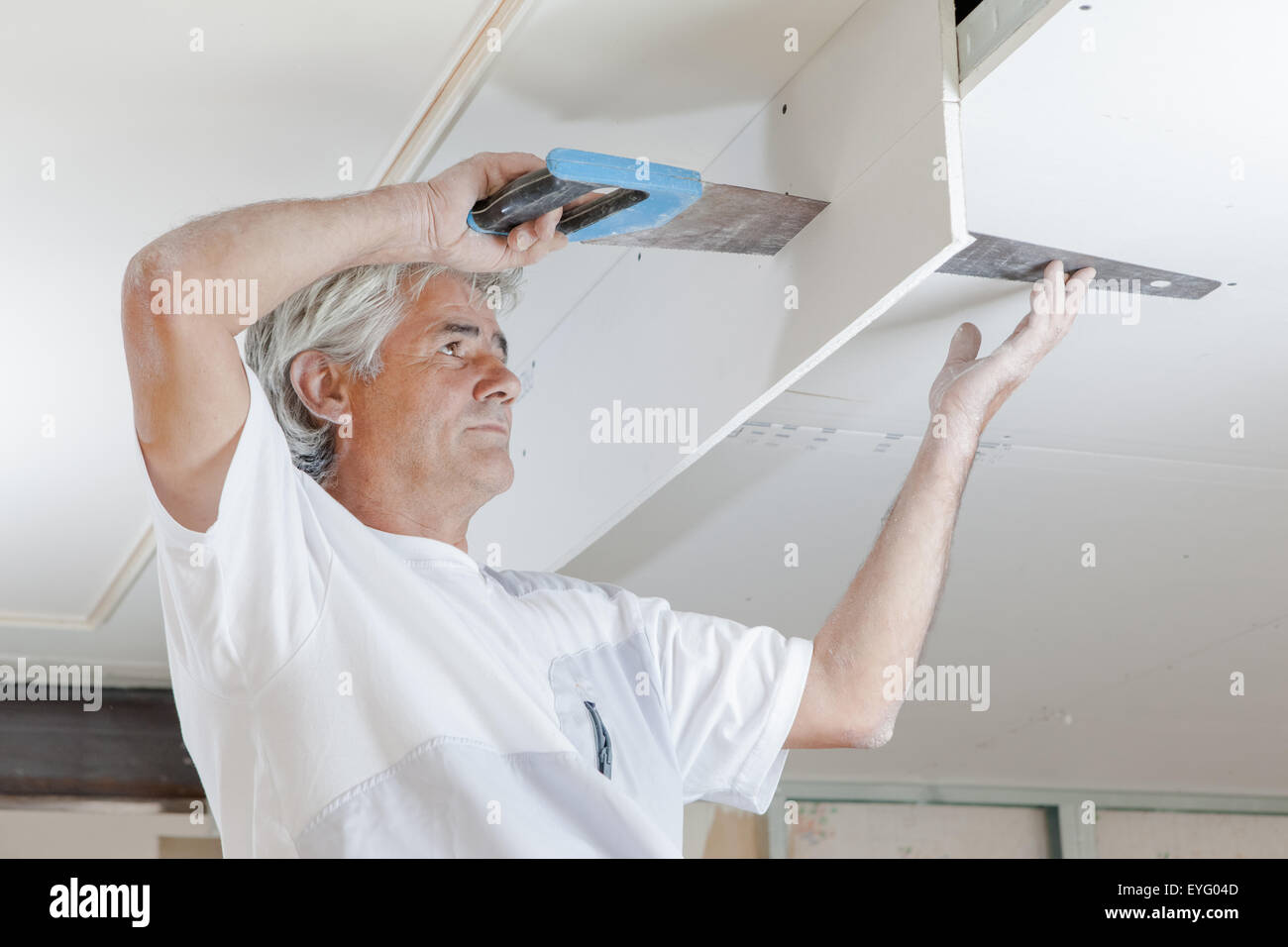 Segagione di un pannello a soffitto Foto Stock