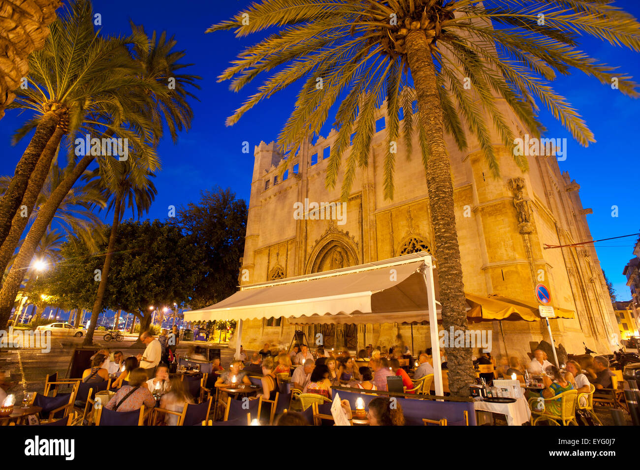 Spagna, Maiorca, persone in caffè e ristoranti al crepuscolo; Palma Foto Stock