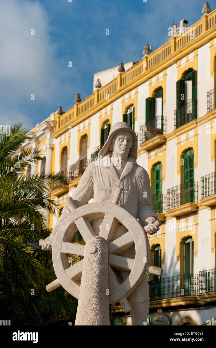 Spagna, Ibiza, Statua del marinaio al timone nella parte anteriore del vecchio edificio residenziale; la città di Ibiza Foto Stock