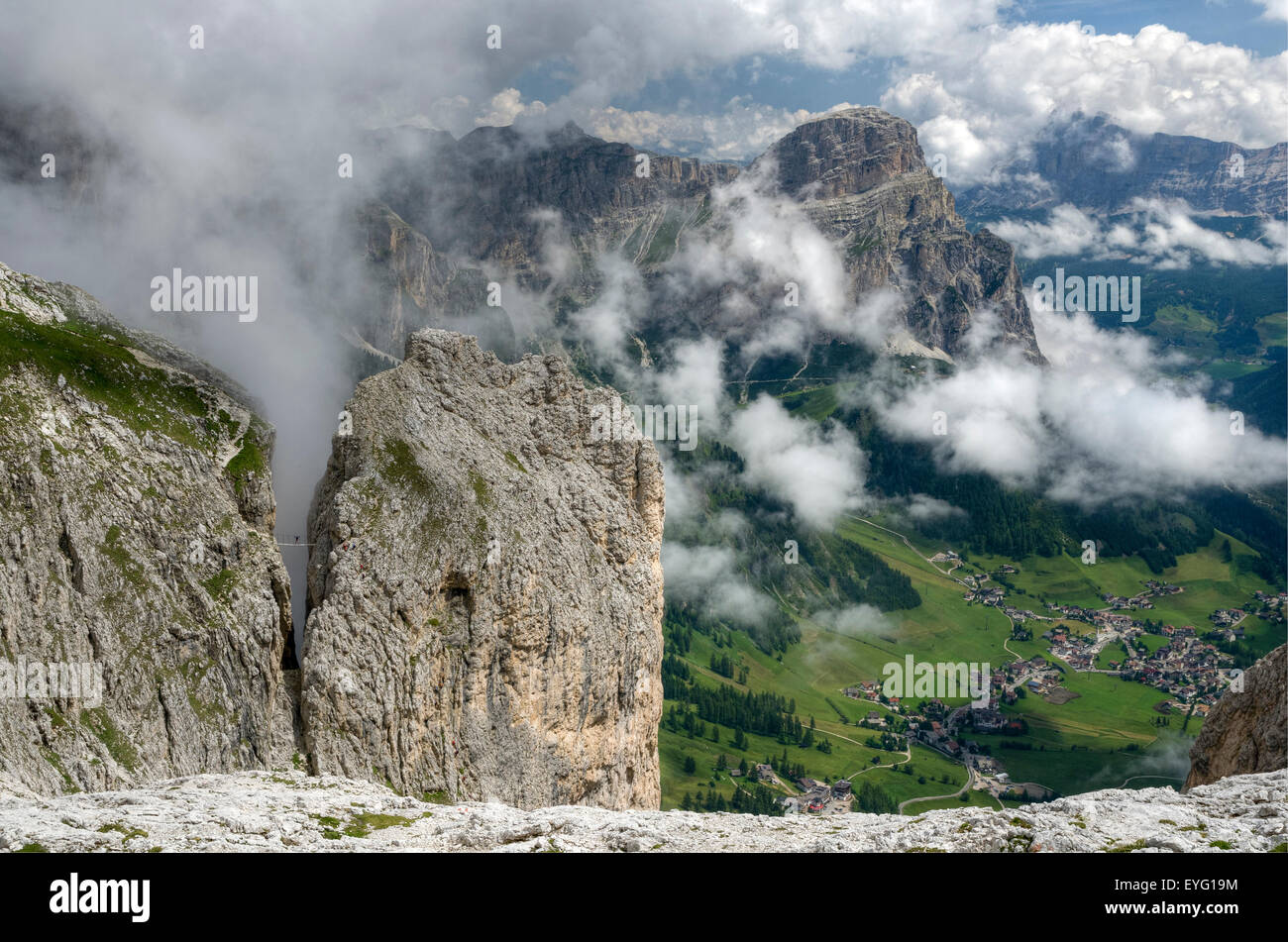 Italia Dolomiti ponte di corde via ferrata Tridentinabetween Exner torre di roccia e Pisciadù plateau gruppo Sella. bg: Sassongher Foto Stock