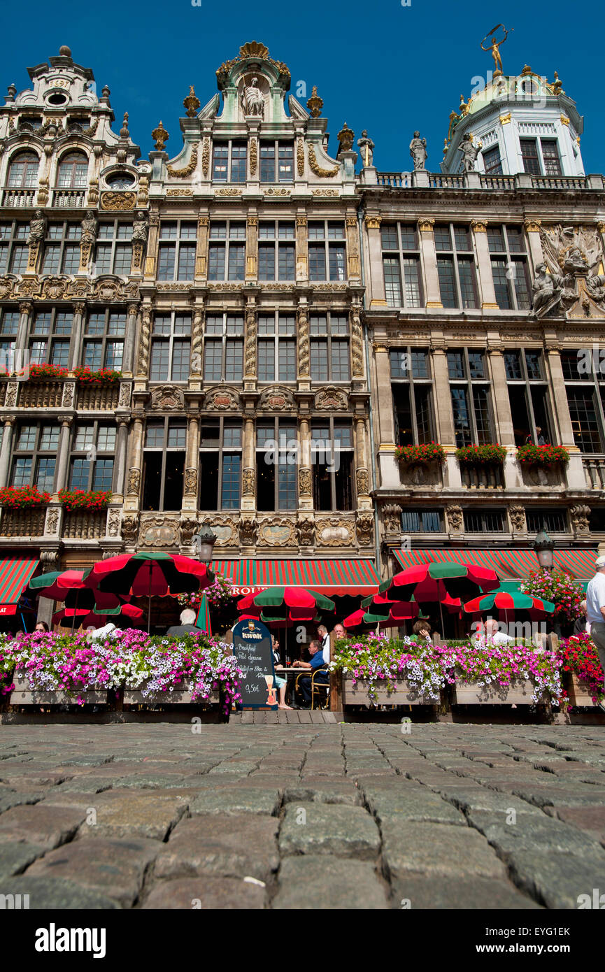 Belgio, persone mangiare e bere fuori di caffè nella Grand Place di Bruxelles; Foto Stock