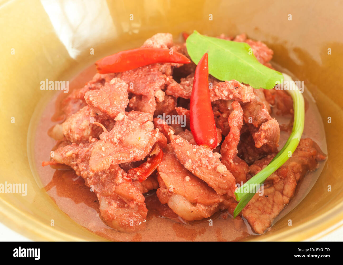 Curry piccante con carne di maiale, su sfondo bianco, il fuoco selettivo Foto Stock