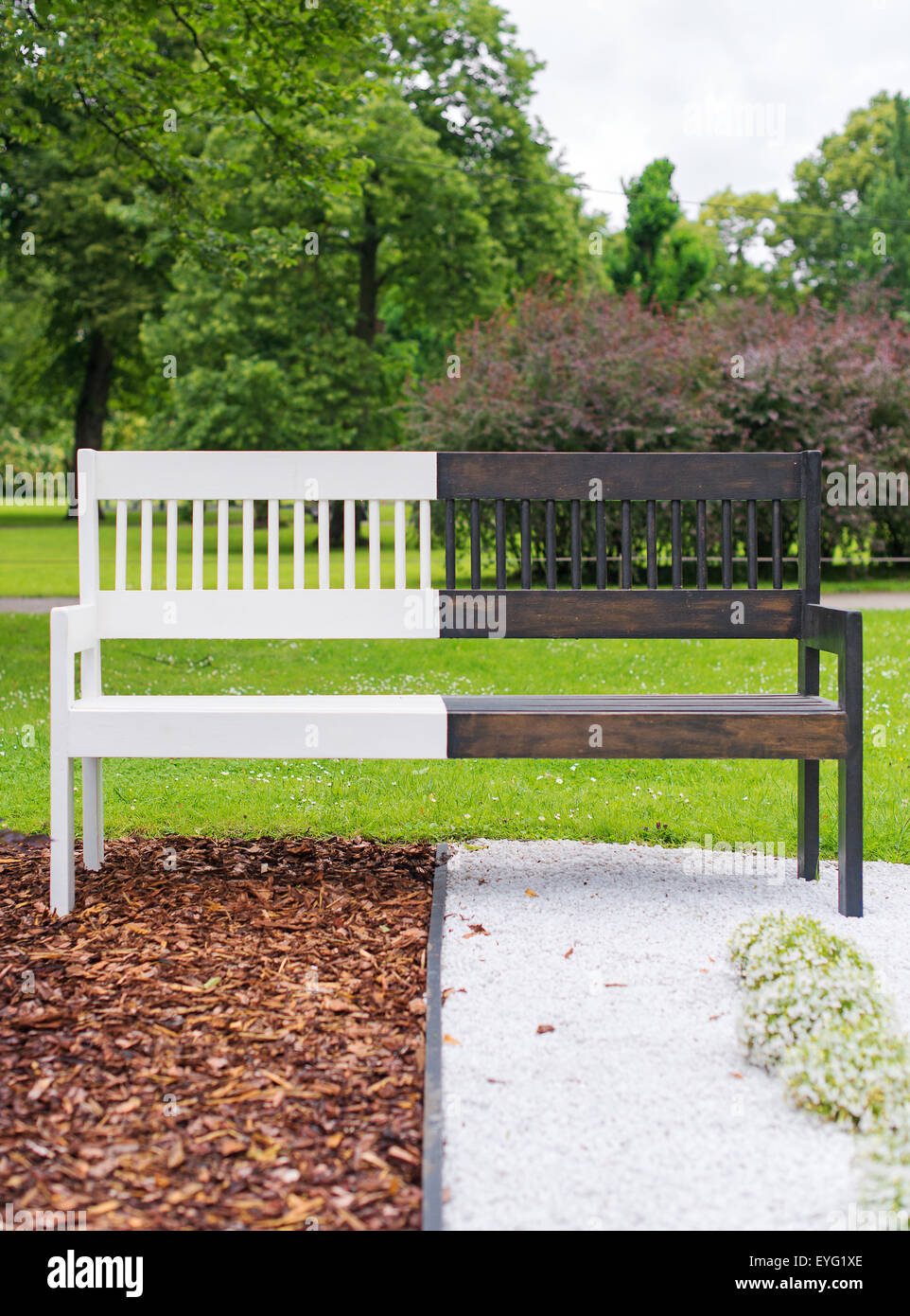 Design in bianco e nero panchina nel parco. Foto Stock