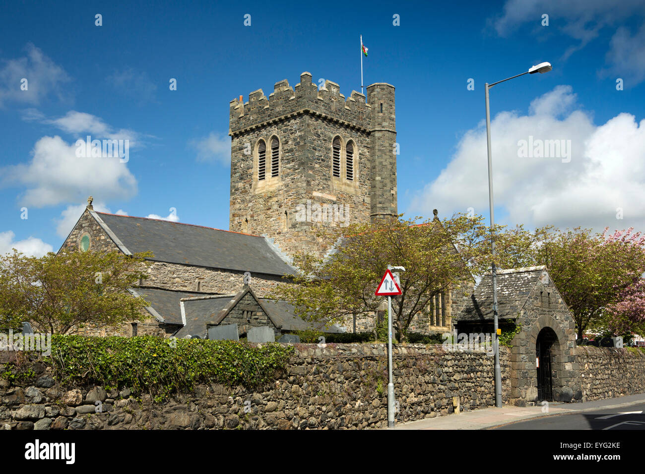 Regno Unito Galles, Gwynedd, Towyn, College Green, St Cadfan la chiesa parrocchiale Foto Stock