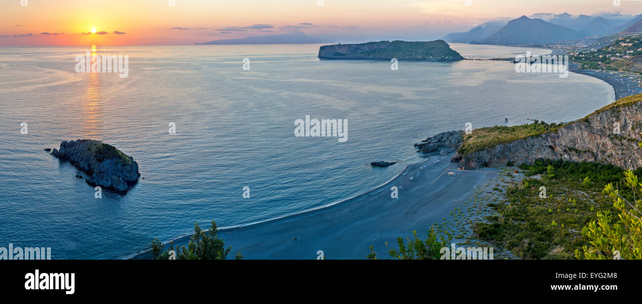 Italia CalabriaTyrrhenian mare l'Arco Magno costa rocciosa e saraceni o Crawford TowerPraia a mare della costa e Isola Dino Foto Stock