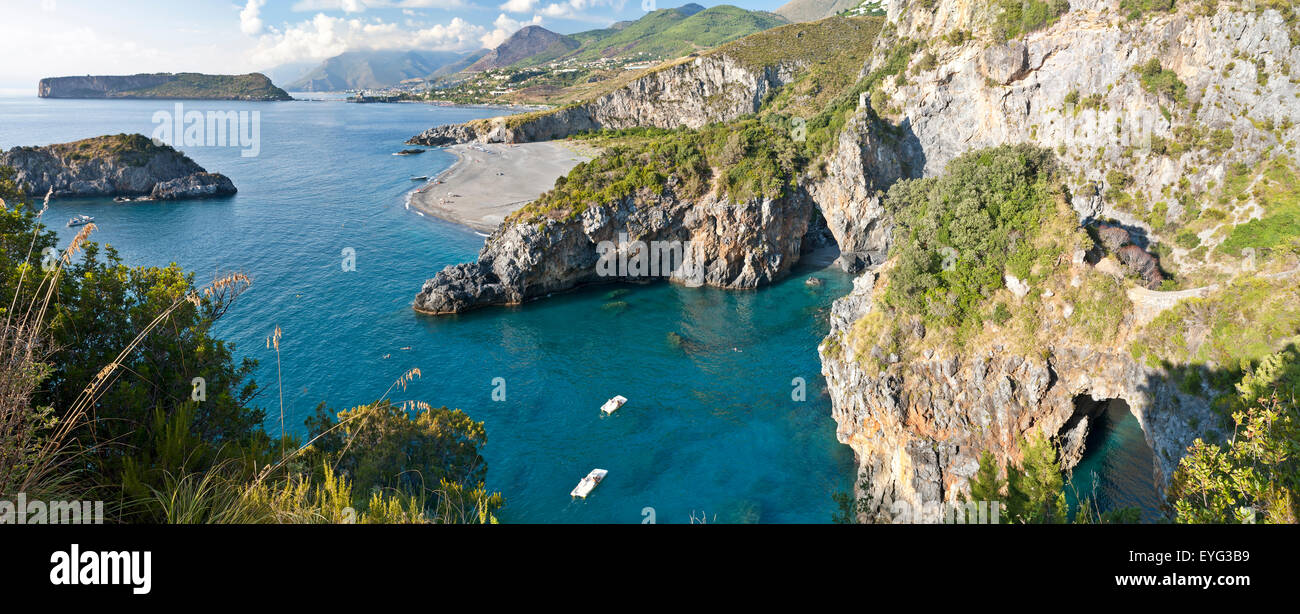 Italia CalabriaTyrrhenian mare l'Arco Magno costa rocciosa andPraia a Mare Costa Dino Island Foto Stock