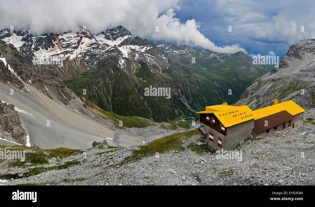 Italia Lombardia Parco Nazionale dello Stelvio centrale delle Alpi Zebrù e Rio Mare Valle Quinto Alpini baita di montagna - rifugio 2877 m. BG: Foto Stock
