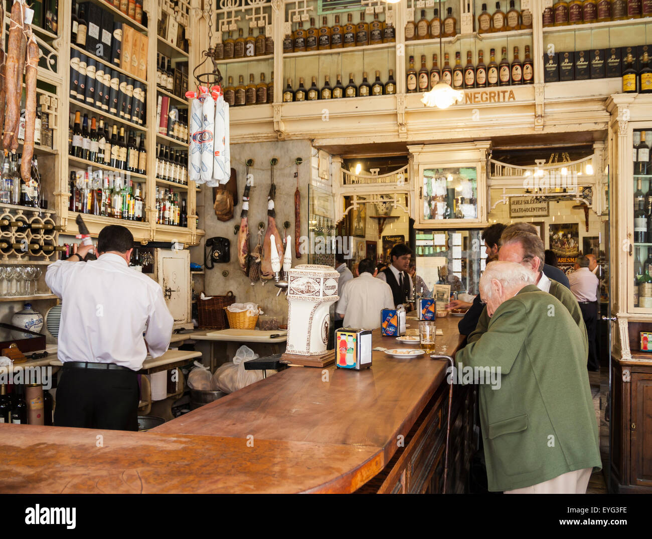 Il famoso El Rinconcillo bar tapas di Siviglia, in Andalusia, Spagna, Europa Foto Stock