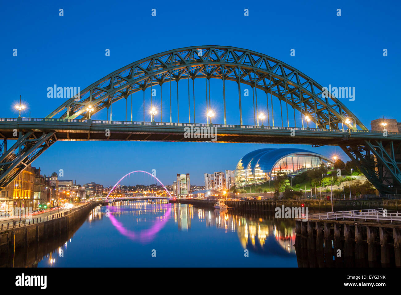 Newcastle Quayside e Tyne Bridge al tramonto. Newcastle upon Tyne, Inghilterra. Regno Unito Foto Stock
