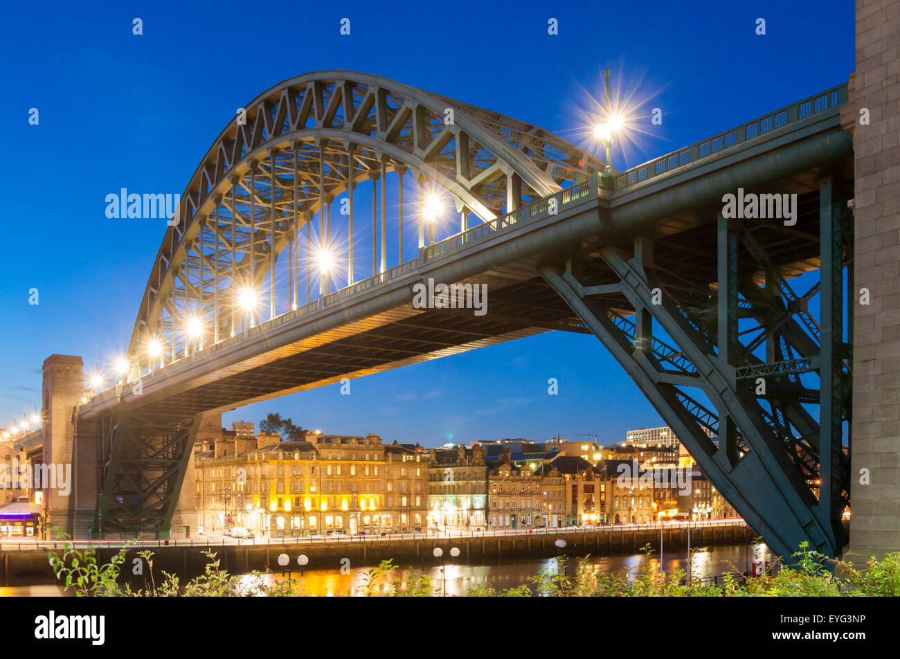 Newcastle Quayside e Tyne Bridge al tramonto. Newcastle upon Tyne, Inghilterra. Regno Unito Foto Stock