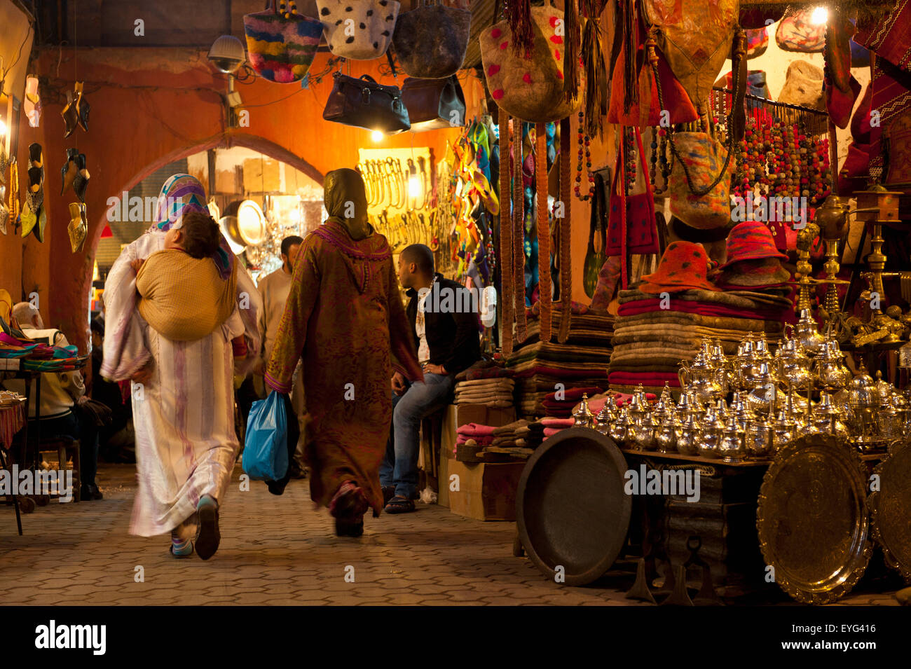 Il Marocco, le donne a piedi attraverso il souk di Marrakech; Foto Stock