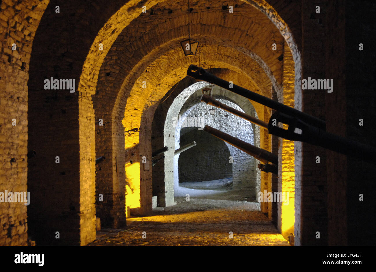 Repubblica di Albania. Argirocastro castello. Il XVIII secolo. Interno. Costruito da Gjin Bue Shpata, locale leader tribali. Esso ospita armi della prima e della seconda guerra mondiale. Foto Stock