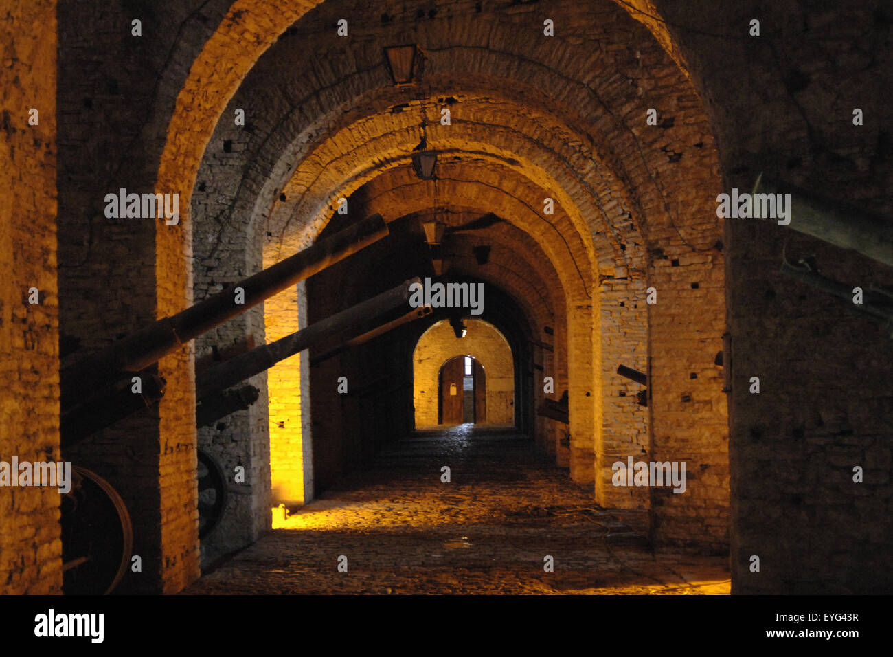 Repubblica di Albania. Argirocastro castello. Il XVIII secolo. Interno. Costruito da Gjin Bue Shpata, locale leader tribali. Esso ospita armi della prima e della seconda guerra mondiale. Foto Stock