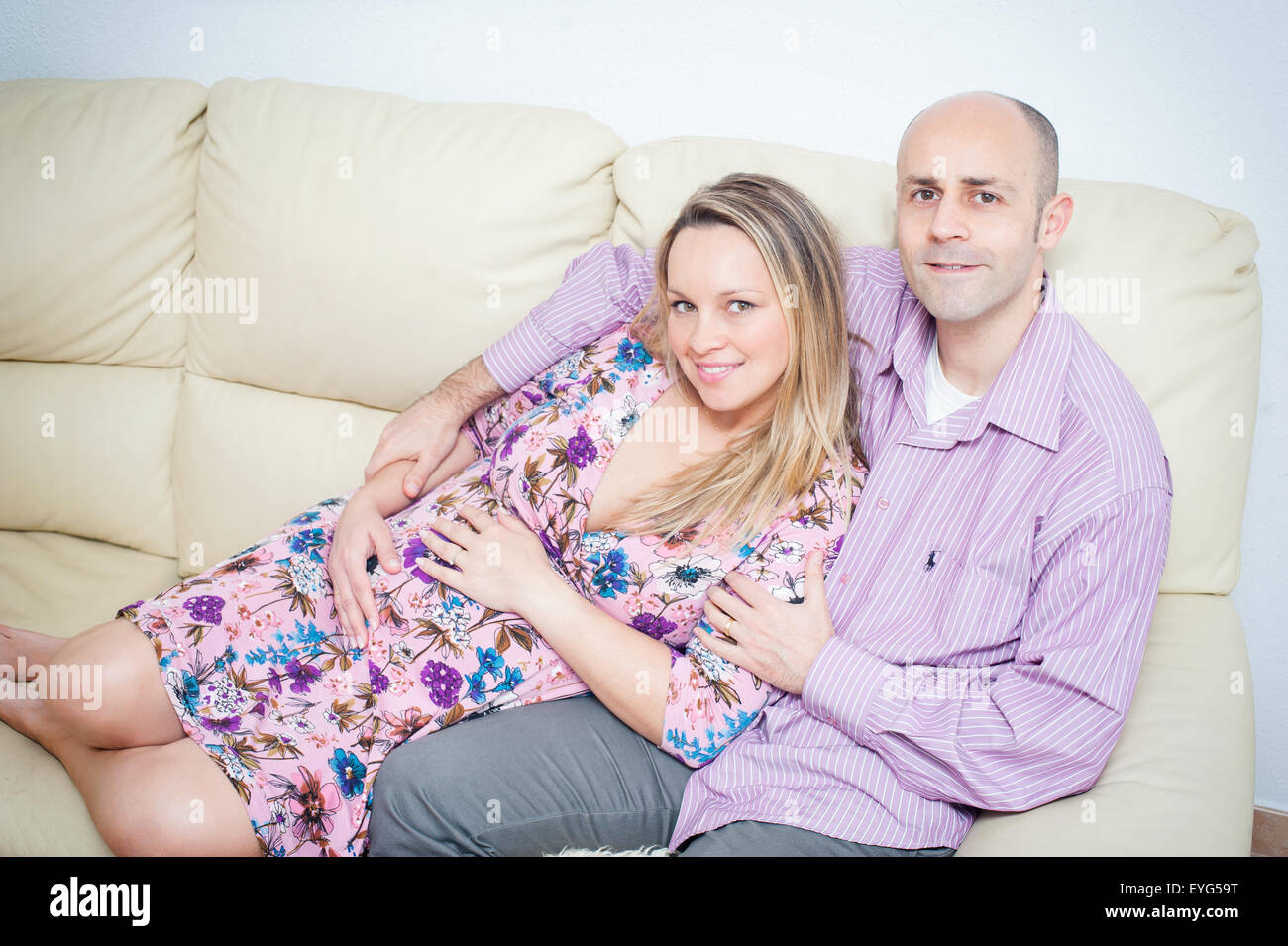 Donna incinta con il marito Foto Stock