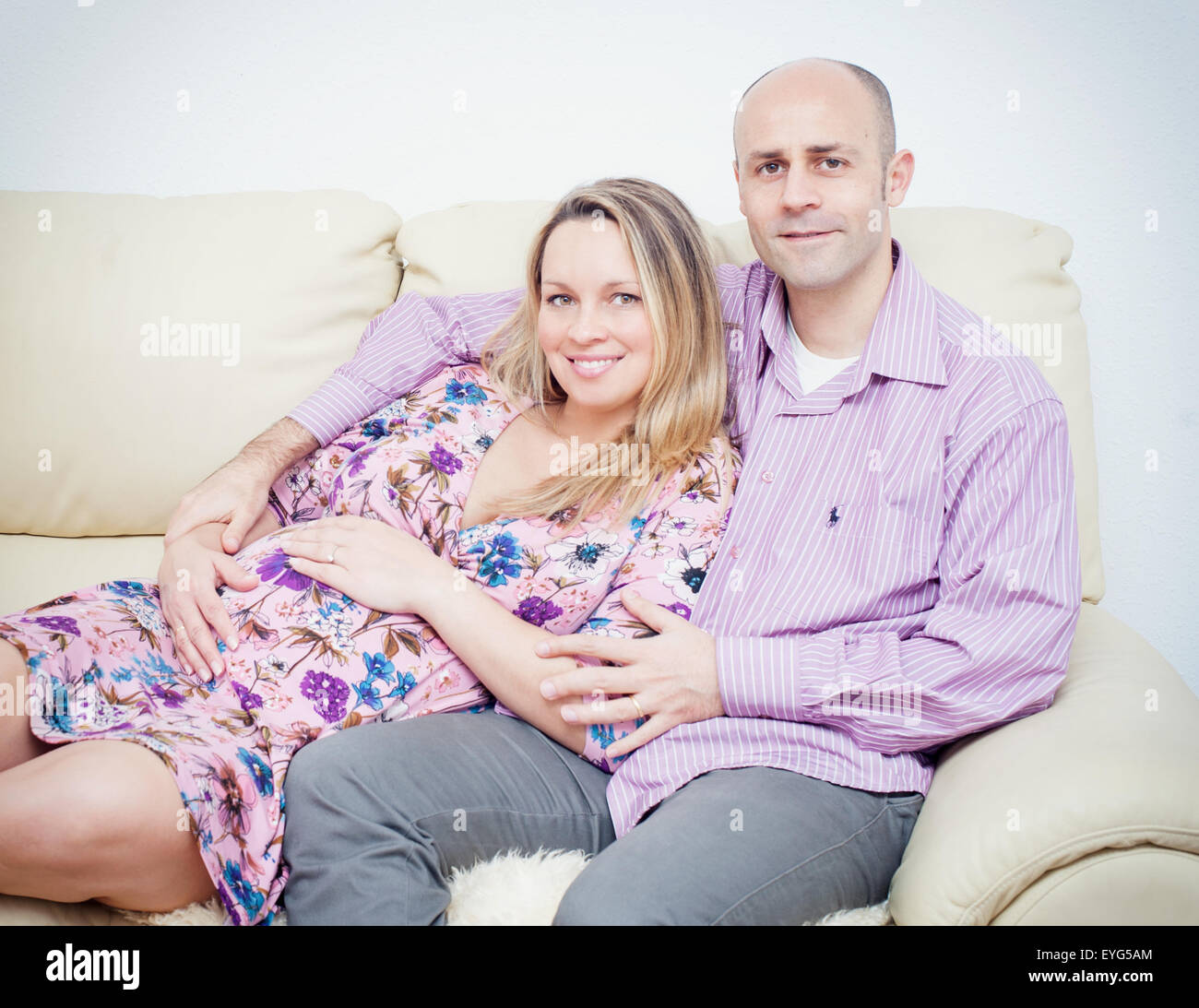 Donna incinta con il marito Foto Stock