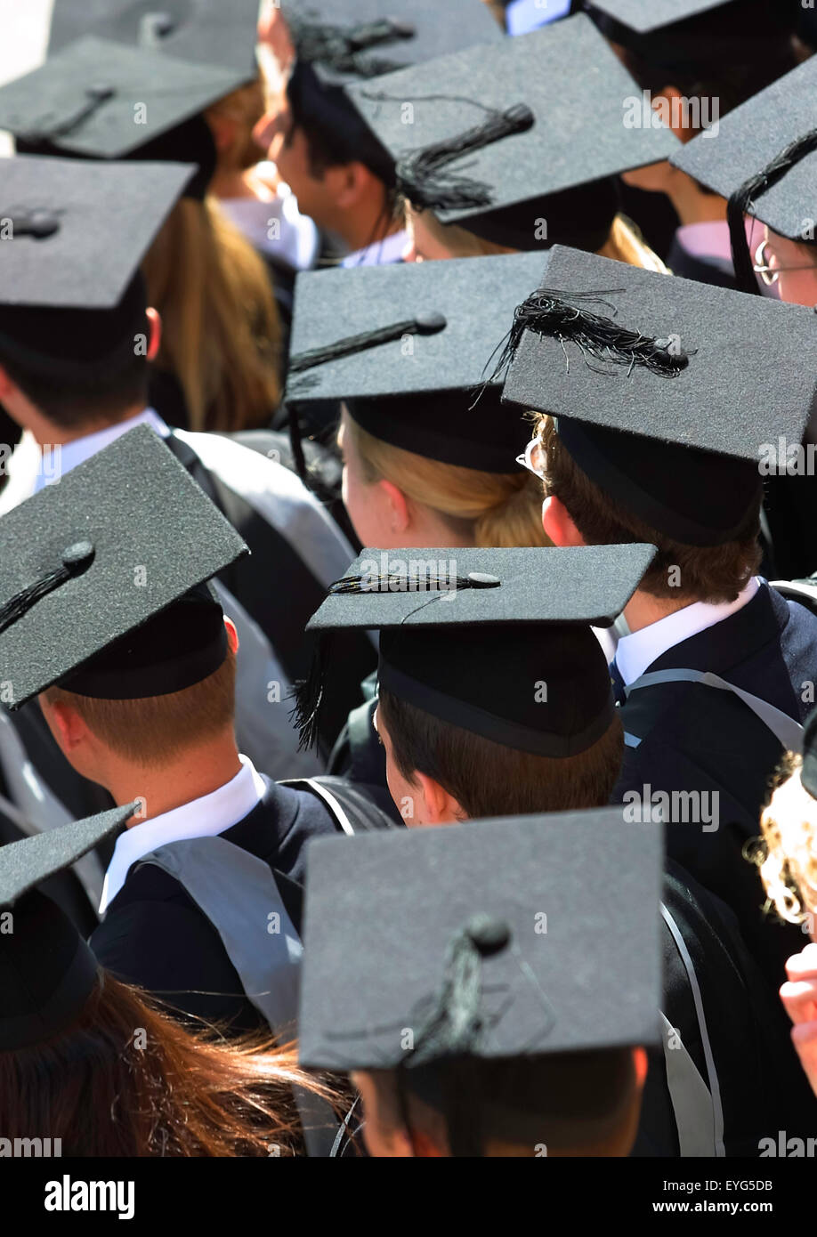 Laurea alla cerimonia indossando le schede di mortaio e gli abiti in università Inghilterra UK visto dal di sopra. Foto Stock