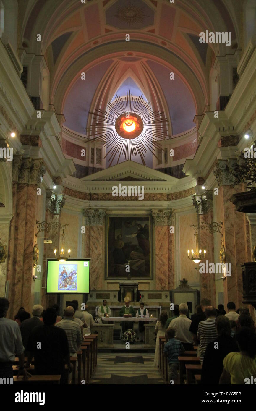 Israele, Tel Aviv-Yafo, una santa messa presso il francescano la chiesa di San Pietro in Giaffa antica Foto Stock