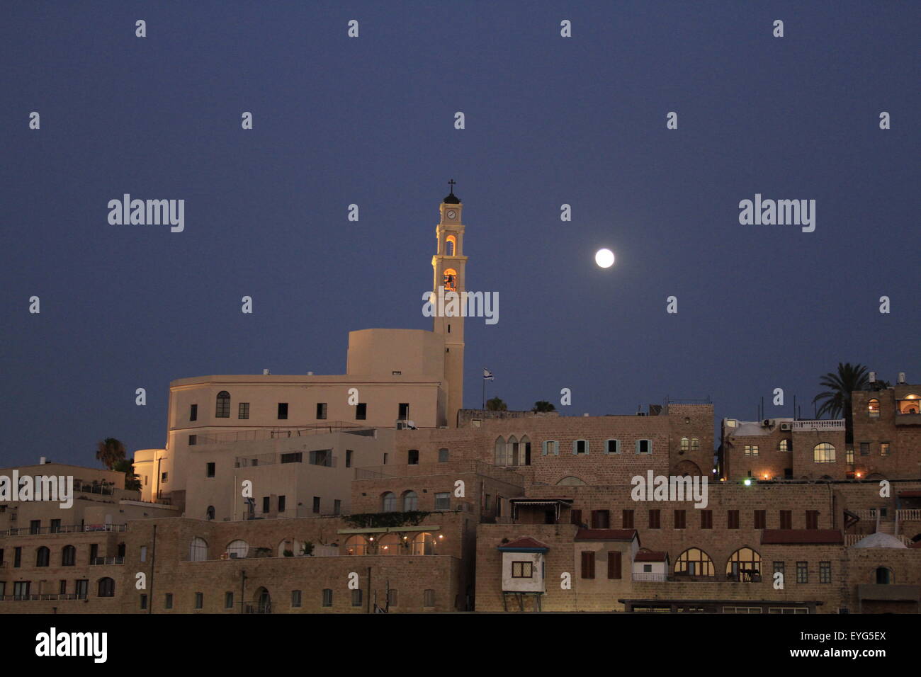 Israele, Tel Aviv-Yafo, il sorgere della luna oltre il francescano la chiesa di San Pietro in Giaffa antica Foto Stock