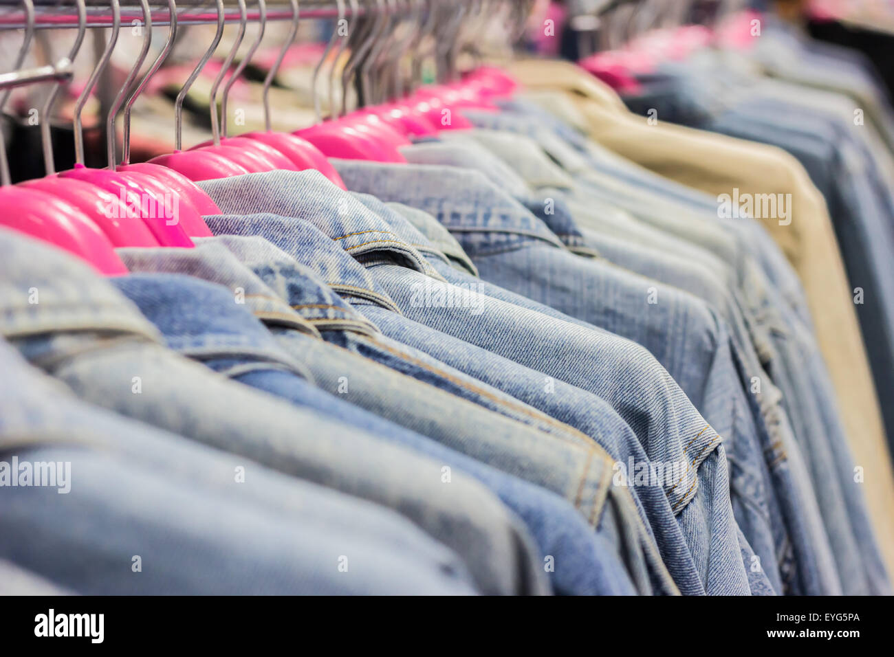 Jean vestiti su rack presso la mostra.Shallow dof Foto Stock