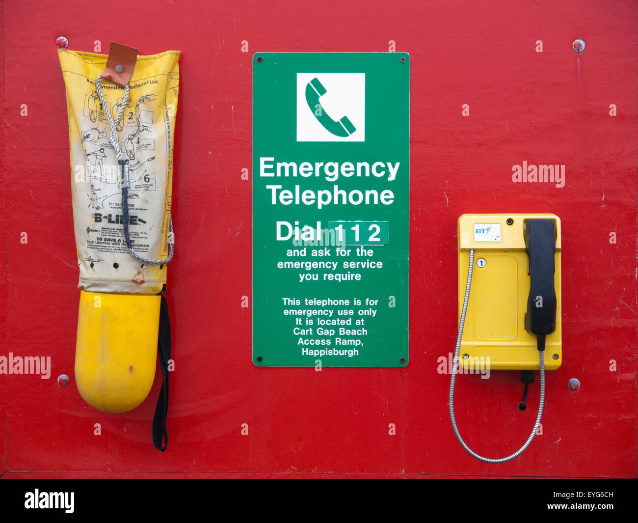 Telefono di emergenza e il giubbotto di salvataggio. Foto Stock