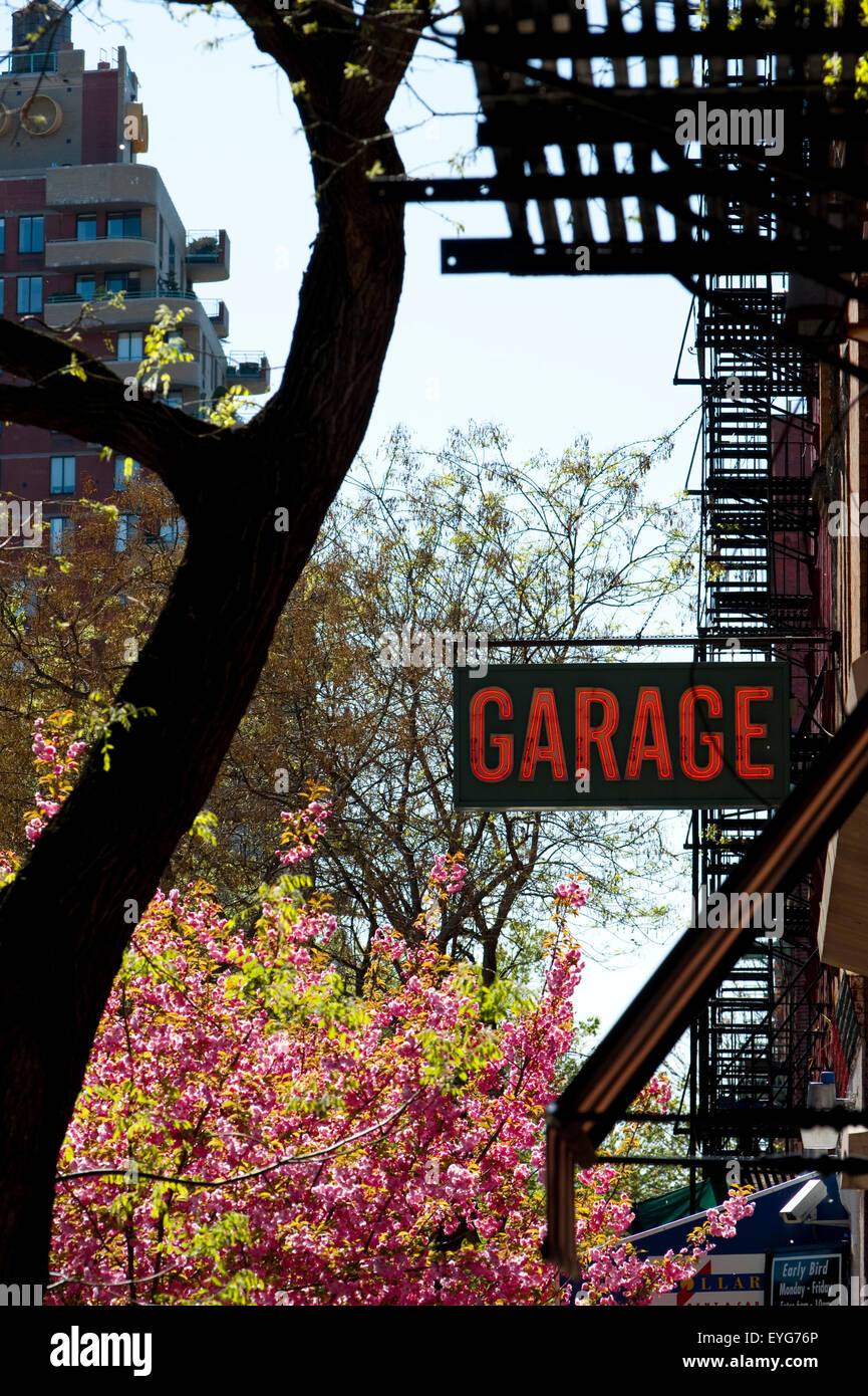 Segno di garage e la primavera nel West Village, Manhattan, New York, Stati Uniti d'America Foto Stock