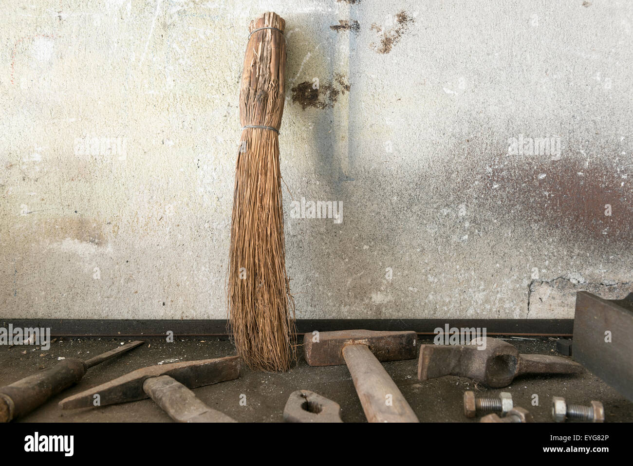 Vecchia spazzola con vecchi strumenti di lavoro nel garage di casa Foto Stock