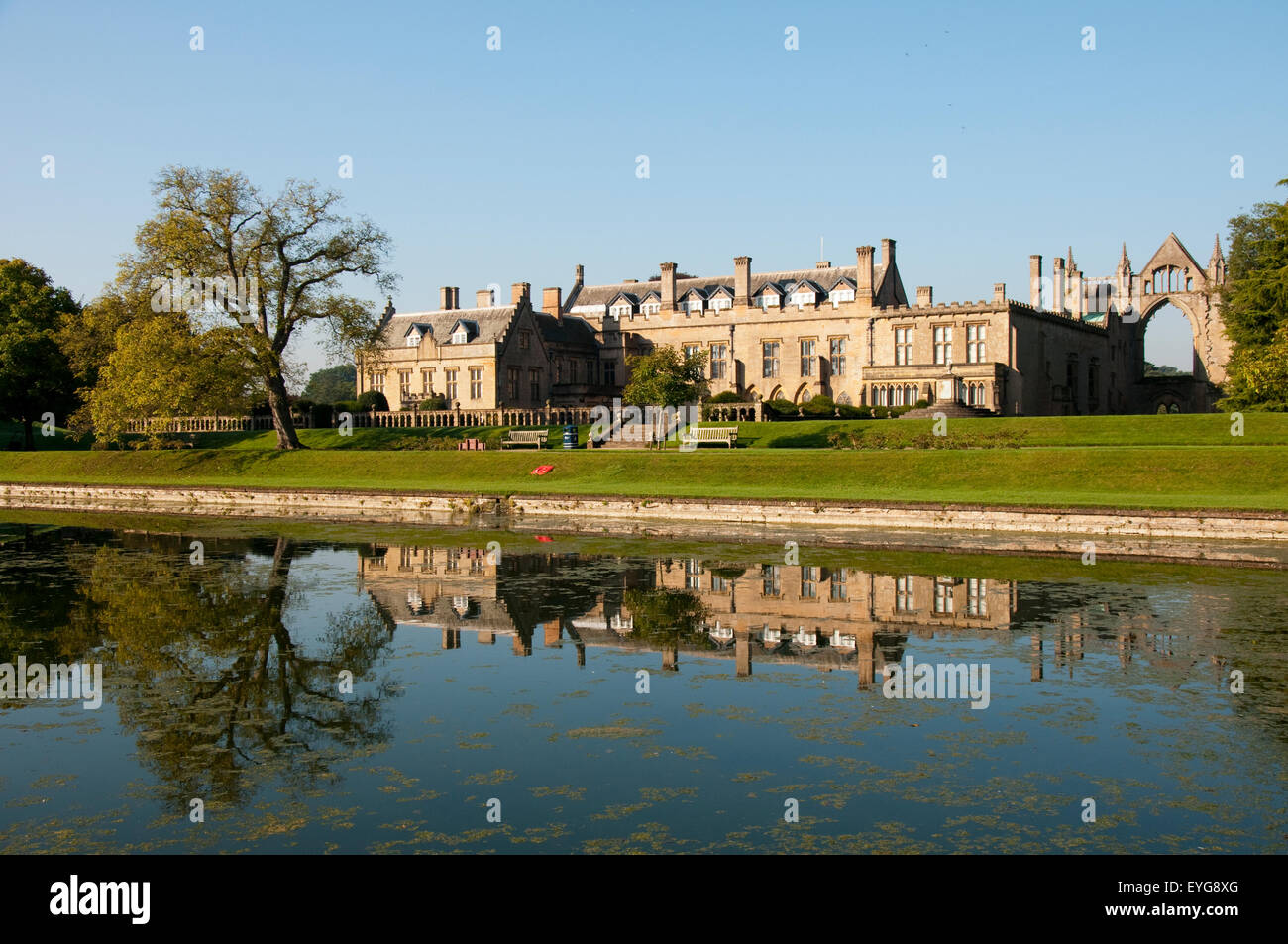 Giardini e Eagle stagno a Newstead Abbey, Nottinghamshire England Regno Unito Foto Stock