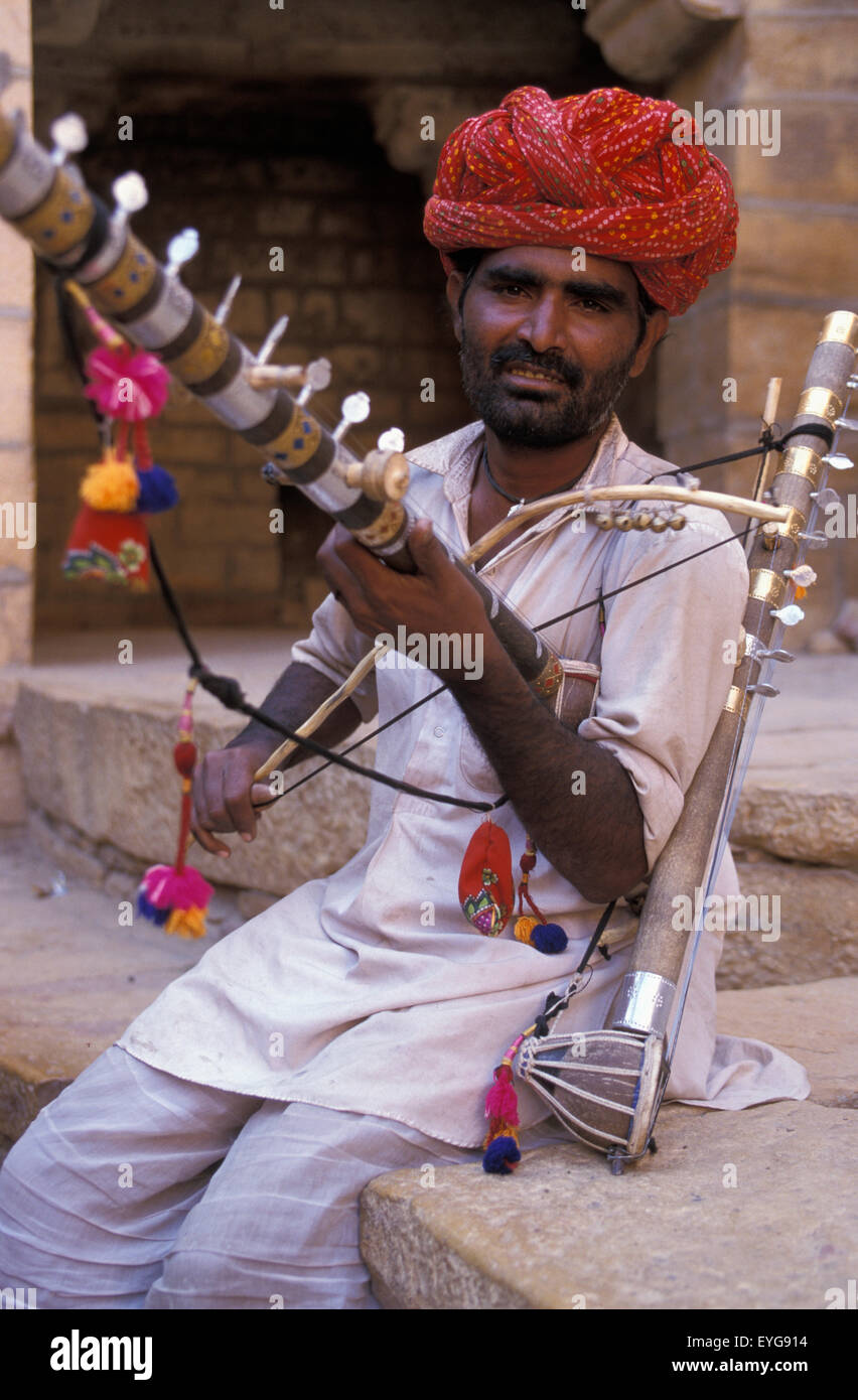 L'uomo la riproduzione tradizionale strumento indiano, Jaisalmer, Rajasthan, India Foto Stock