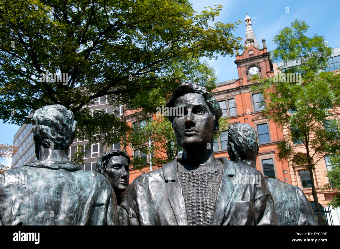 Gli amanti dello shopping da Richard Perry, una scultura in bronzo sulla barra della cappella a NOTTINGHAM, NOTTINGHAMSHIRE REGNO UNITO Inghilterra Foto Stock