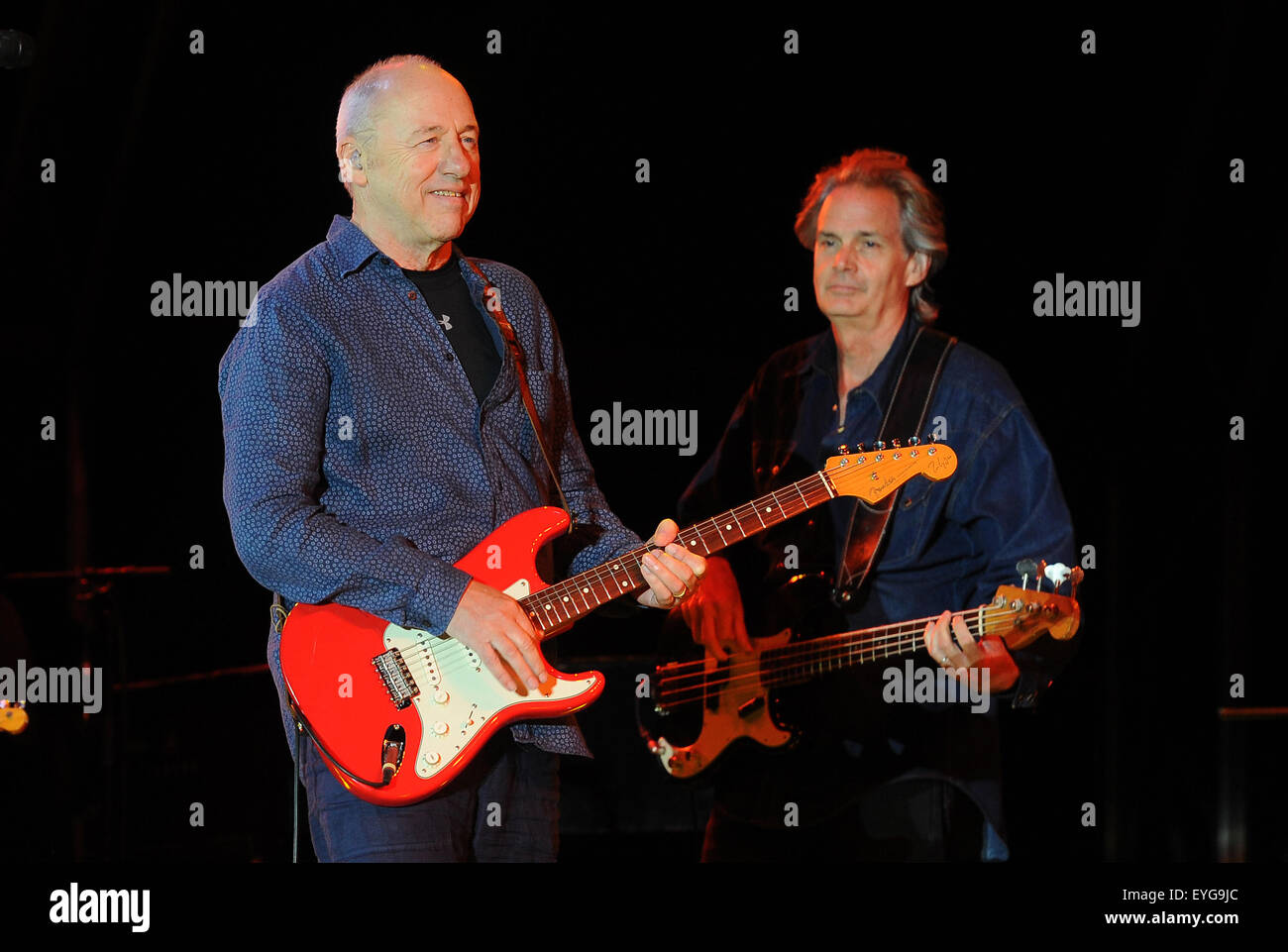 Oeiras, Portogallo. 28 Luglio, 2015. Mark Knopfler durante il suo svolgimento il quarto giorno di CoolJazz Festival EDP stasera presso lo Stadio Comunale di Oeiras. Mark Knopfler (Alvaro Isidoro / globale immagini) Credito: Atlantico premere/Alamy Live News Foto Stock