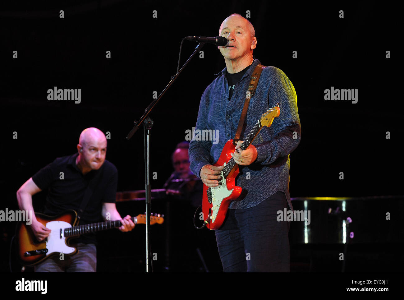 Oeiras, Portogallo. 28 Luglio, 2015. Mark Knopfler durante il suo svolgimento il quarto giorno di CoolJazz Festival EDP stasera presso lo Stadio Comunale di Oeiras. Mark Knopfler (Alvaro Isidoro / globale immagini) Credito: Atlantico premere/Alamy Live News Foto Stock