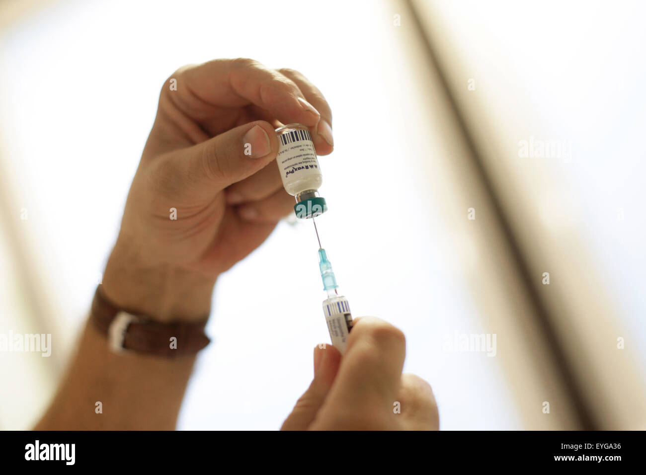 Berlino, Germania, una siringa riempita con vaccino MMRV Foto Stock