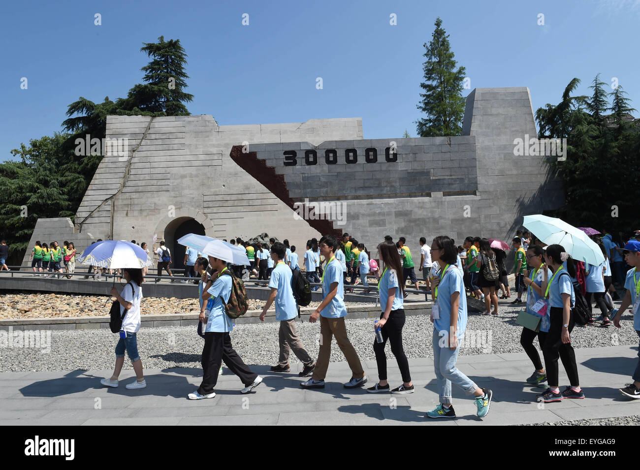 Nanjing, cinese della provincia di Jiangsu. 29 Luglio, 2015. Gli studenti di visitare il Memorial Hall di vittime in Nanjing massacro da invasori giapponesi in Nanjing, a est della capitale cinese della provincia di Jiangsu, 29 luglio 2015. Circa 1200 studenti provenienti da cinese della provincia di Jiangsu, Hong Kong, Macao e Taiwan hanno visitato il Memorial Hall di mercoledì a commemorare le vittime uccise dall'esercito giapponese e anche in occasione del settantesimo anniversario della vittoria del popolo cinese la guerra di resistenza contro aggressioni giapponese e la seconda guerra mondiale. Credito: Sun può/Xinhua/Alamy Live News Foto Stock