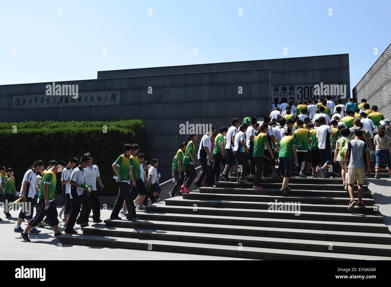 Nanjing, cinese della provincia di Jiangsu. 29 Luglio, 2015. Gli studenti di visitare il Memorial Hall di vittime in Nanjing massacro da invasori giapponesi in Nanjing, a est della capitale cinese della provincia di Jiangsu, 29 luglio 2015. Circa 1200 studenti provenienti da cinese della provincia di Jiangsu, Hong Kong, Macao e Taiwan hanno visitato il Memorial Hall di mercoledì a commemorare le vittime uccise dall'esercito giapponese e anche in occasione del settantesimo anniversario della vittoria del popolo cinese la guerra di resistenza contro aggressioni giapponese e la seconda guerra mondiale. Credito: Sun può/Xinhua/Alamy Live News Foto Stock