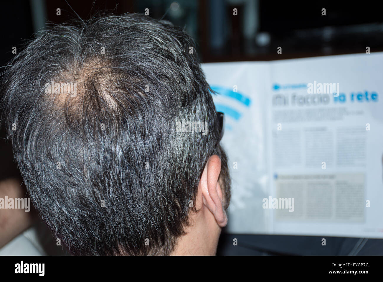 Uomo maturo, visto da dietro, nella testa, comincia a perdere i capelli, comincia ad essere vecchio. Foto Stock